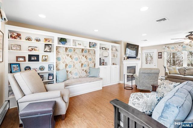 50 Hilltop Terrace, Bloomingdale, NJ 07403