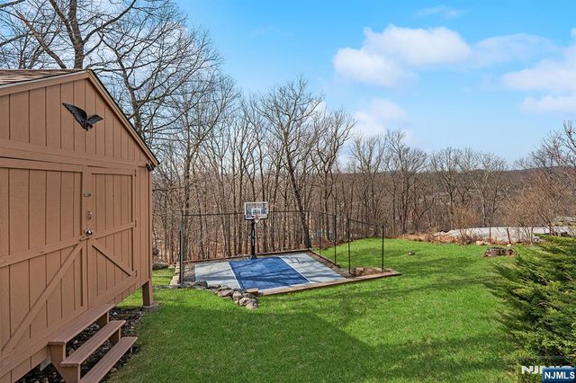 50 Hilltop Terrace, Bloomingdale, NJ 07403