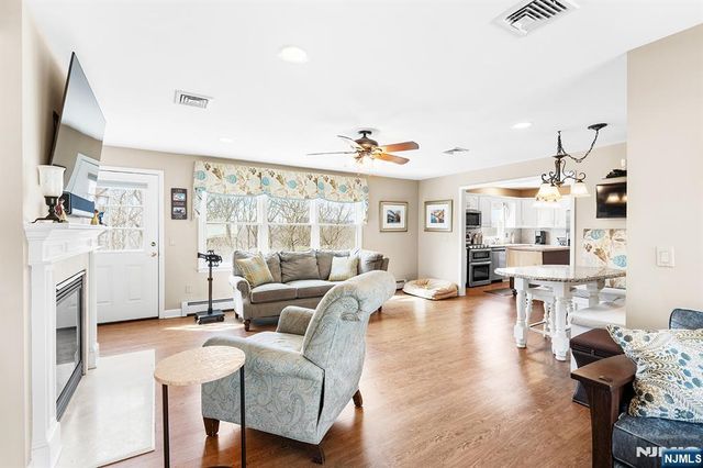 50 Hilltop Terrace, Bloomingdale, NJ 07403