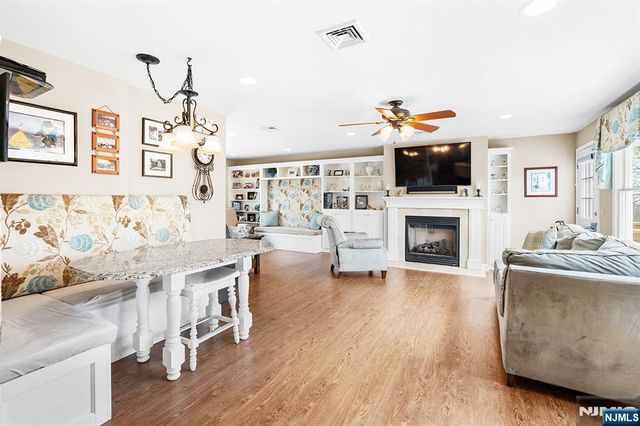 50 Hilltop Terrace, Bloomingdale, NJ 07403