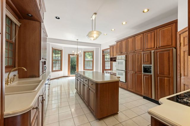1524 Lloyd Court, Wheaton, IL 60189