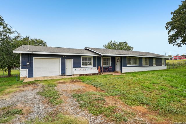 1609 F St, Floresville, TX 78114