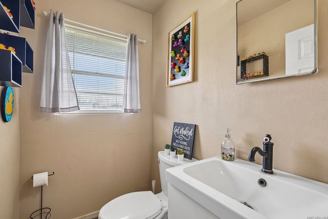1609 F St, Floresville, TX 78114