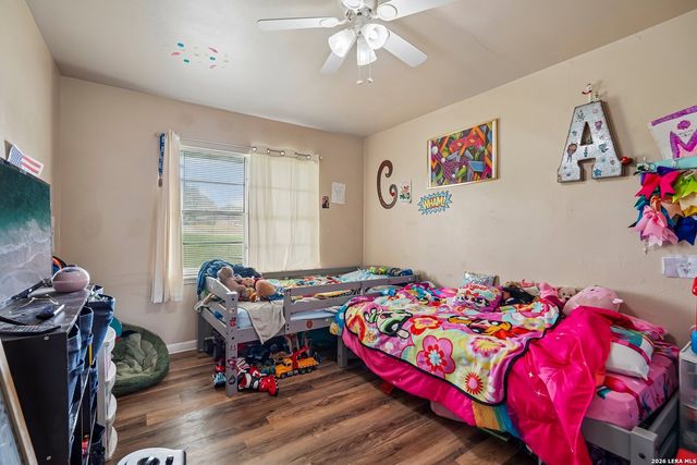 1609 F St, Floresville, TX 78114