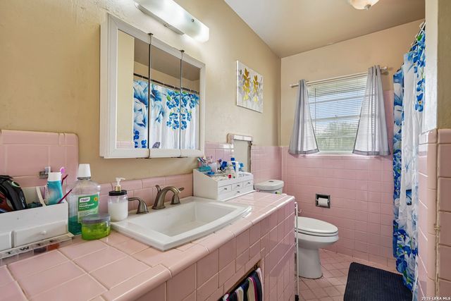 1609 F St, Floresville, TX 78114