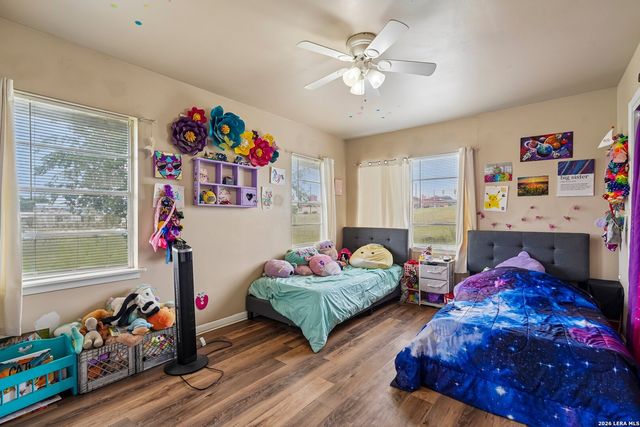 1609 F St, Floresville, TX 78114