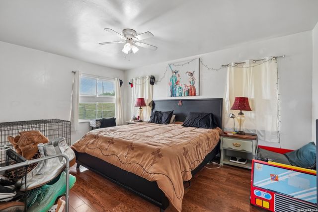 1609 F St, Floresville, TX 78114