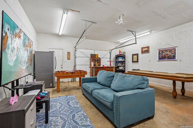 1609 F St, Floresville, TX 78114