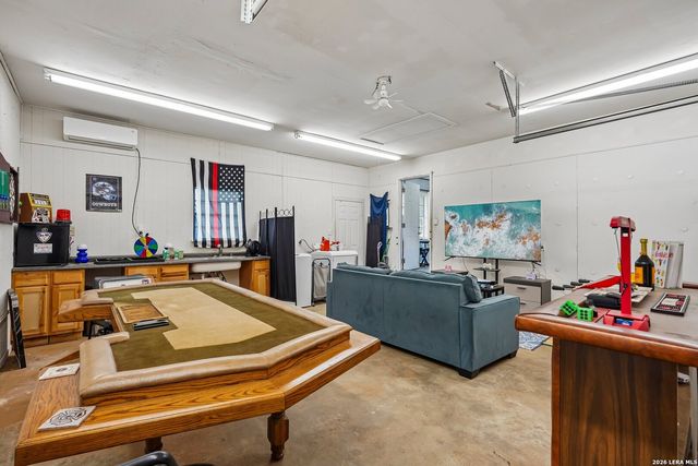 1609 F St, Floresville, TX 78114