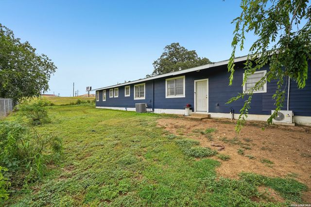 1609 F St, Floresville, TX 78114