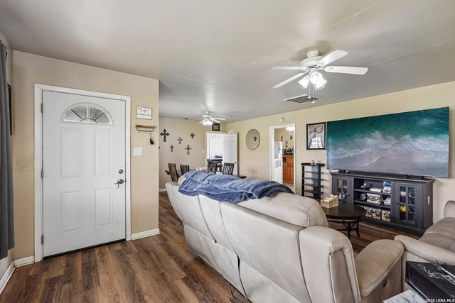1609 F St, Floresville, TX 78114