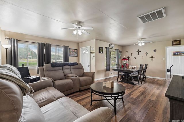 1609 F St, Floresville, TX 78114