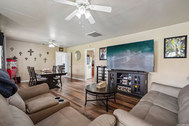 1609 F St, Floresville, TX 78114