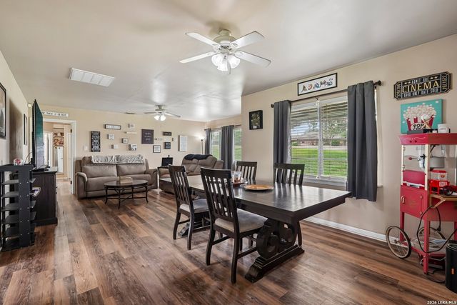 1609 F St, Floresville, TX 78114