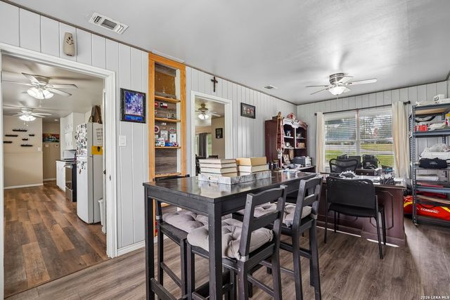 1609 F St, Floresville, TX 78114