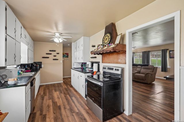 1609 F St, Floresville, TX 78114