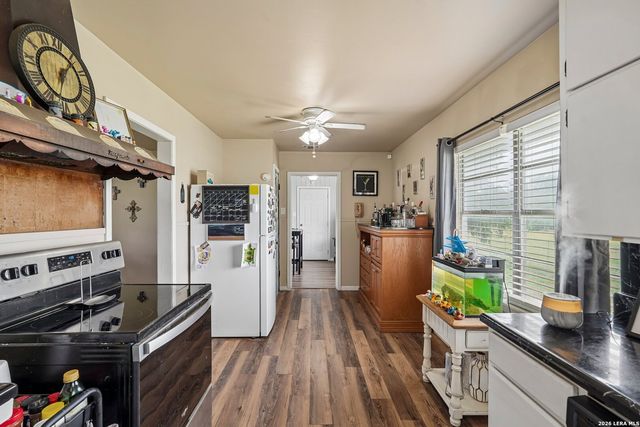 1609 F St, Floresville, TX 78114