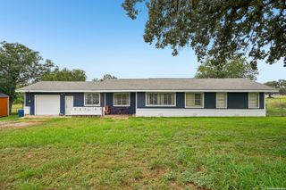1609 F St, Floresville, TX 78114