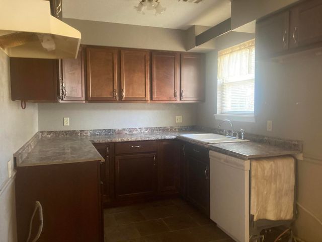 712 C St SE, Miami, OK 74354