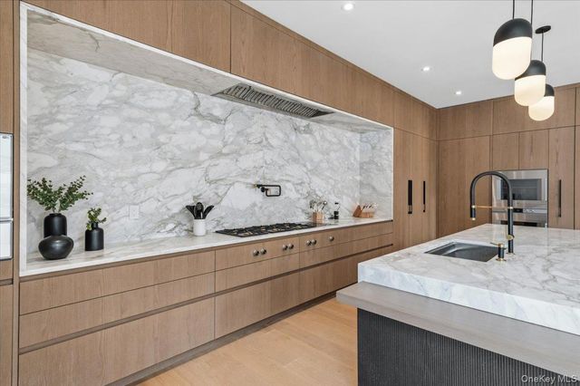 21 Westwood Road, Wainscott, NY 11975