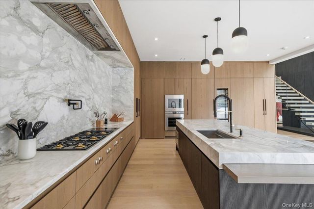 21 Westwood Road, Wainscott, NY 11975