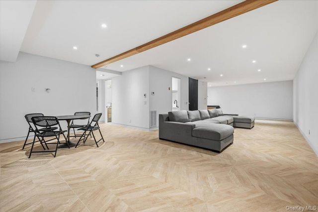 21 Westwood Road, Wainscott, NY 11975