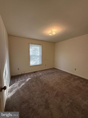 900 DEWBERRY DR, Fredericksburg, VA 22407