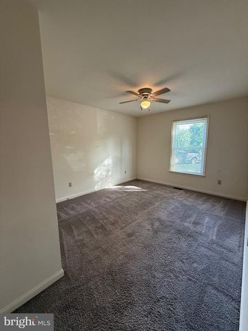 900 DEWBERRY DR, Fredericksburg, VA 22407