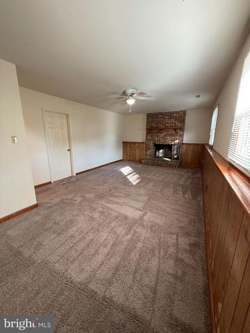 900 DEWBERRY DR, Fredericksburg, VA 22407