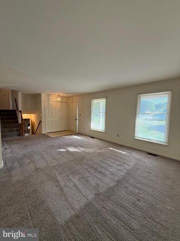 900 DEWBERRY DR, Fredericksburg, VA 22407