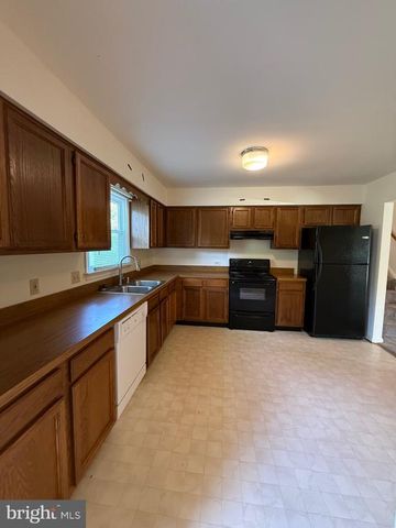 900 DEWBERRY DR, Fredericksburg, VA 22407