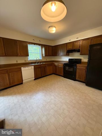 900 DEWBERRY DR, Fredericksburg, VA 22407