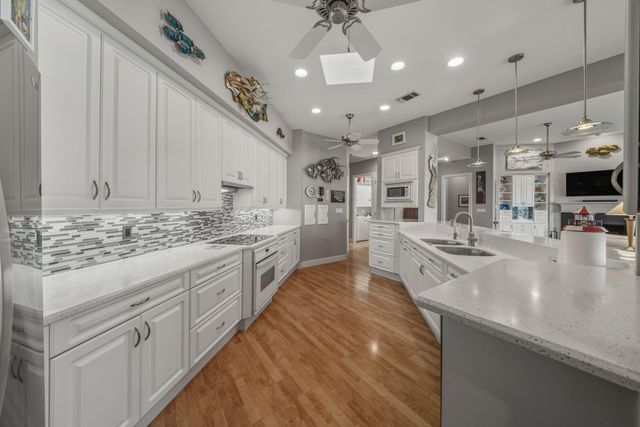 923 Short Reach Drive, Tiki Island, TX 77554