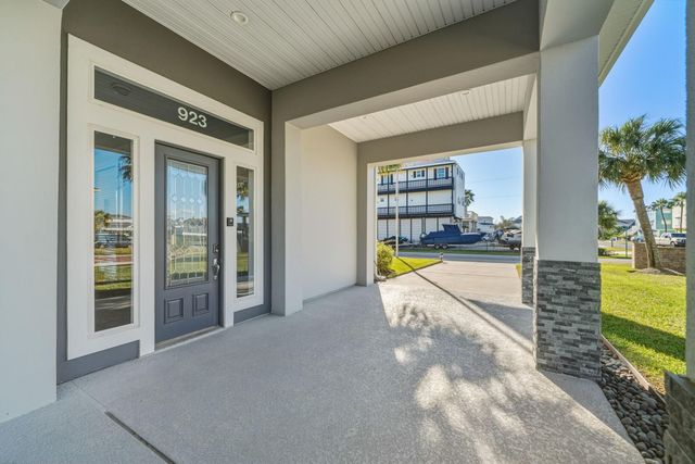 923 Short Reach Drive, Tiki Island, TX 77554