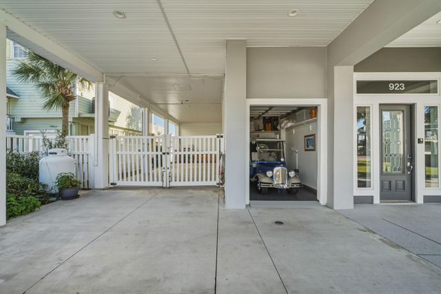 923 Short Reach Drive, Tiki Island, TX 77554