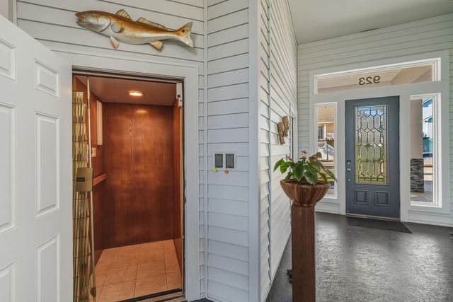 923 Short Reach Drive, Tiki Island, TX 77554