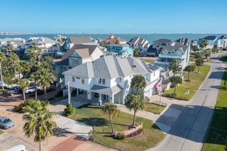 923 Short Reach Drive, Tiki Island, TX 77554