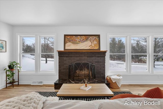 237 7 Mile Road, Comstock Park, MI 49321