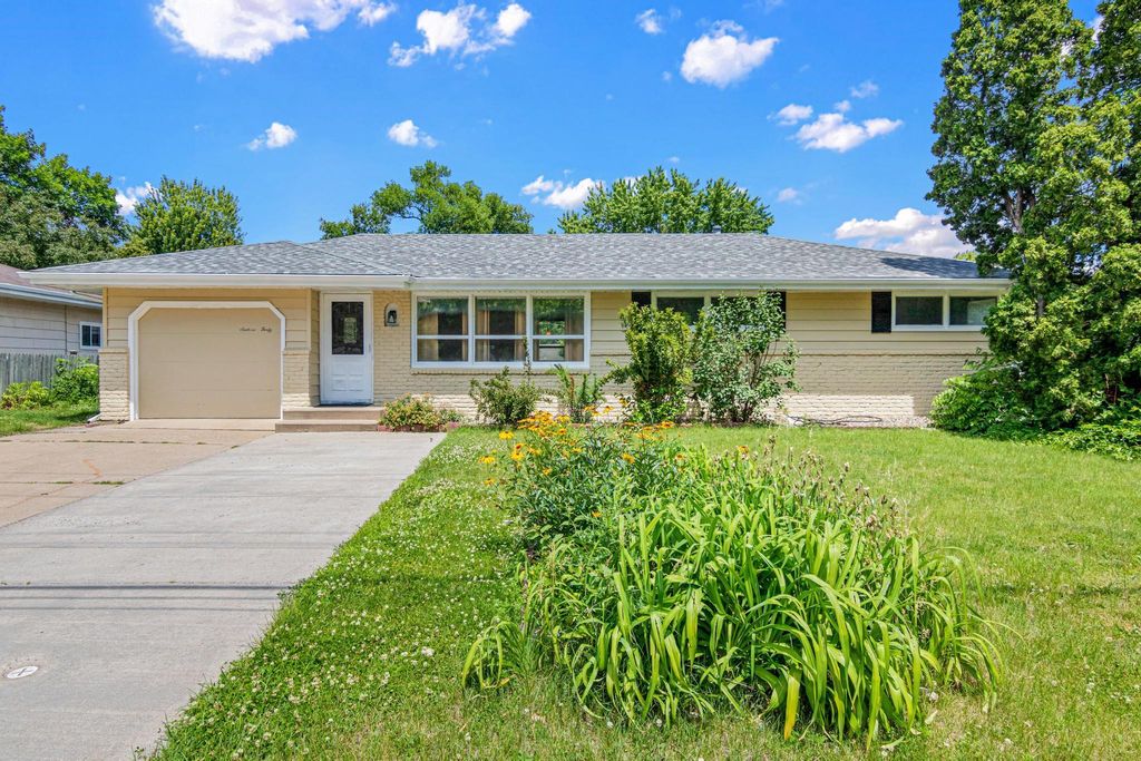 1640 7th Street NW, New Brighton, MN 55112