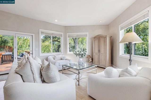 4 Julianna Ct, Moraga, CA 94556