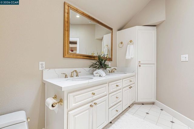 4 Julianna Ct, Moraga, CA 94556