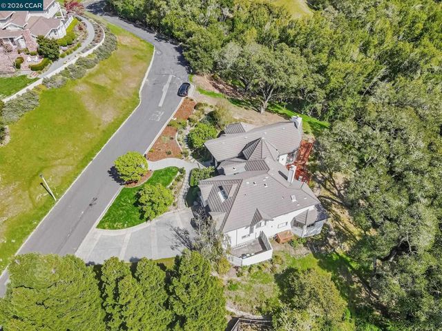 4 Julianna Ct, Moraga, CA 94556