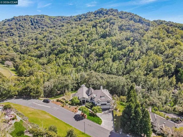 4 Julianna Ct, Moraga, CA 94556