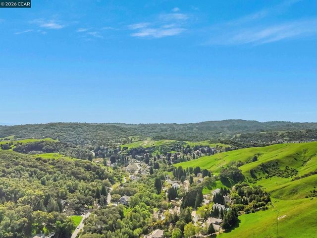 4 Julianna Ct, Moraga, CA 94556