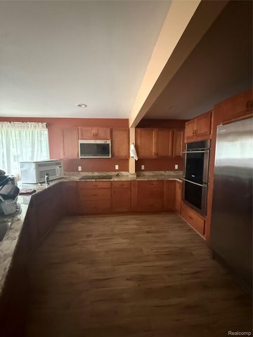 9531 Portage Trail, White Lake Charter Township, MI 48386