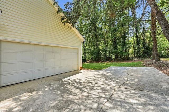 4228 Yeaton Glen Circle, Winston-salem, NC 27107