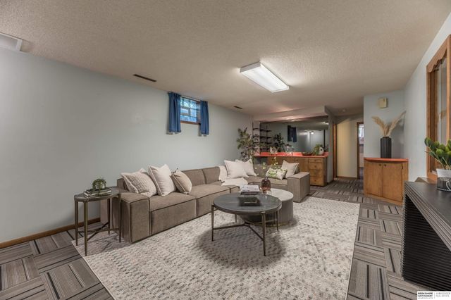 5718 Willit Street, Omaha, NE 68152