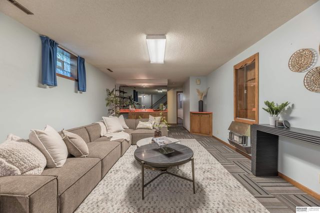 5718 Willit Street, Omaha, NE 68152