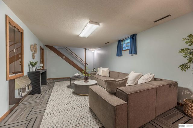 5718 Willit Street, Omaha, NE 68152