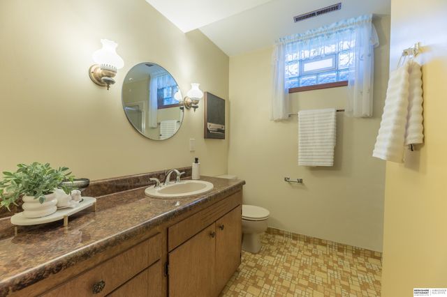 5718 Willit Street, Omaha, NE 68152